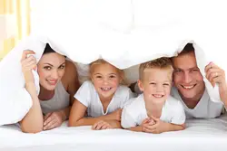 Фото семья в спальне