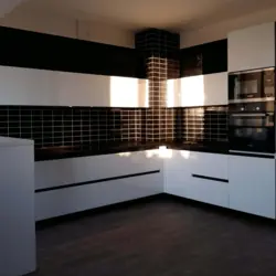 Кухня с черным профилем фото