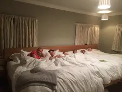 Фота сямейныя пары ў спальны