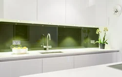 Белая кухня стеклянный фартук фото