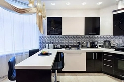 Белая кухня черный диван фото