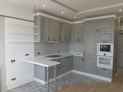 White kitchen with cornice photo