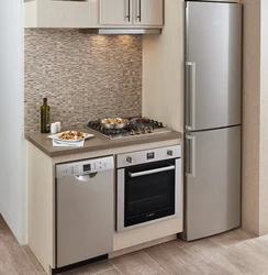 Фото кухни с холодильником и столом