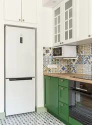 Фото холодильник и микроволновка на кухне