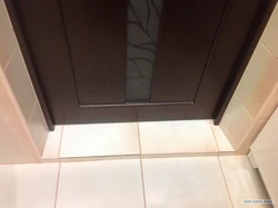 Дверь в ванне из плитки фото