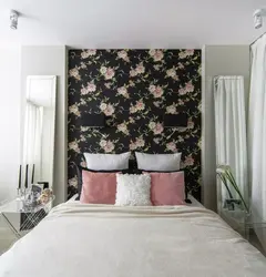 Фото спальни с цветами в изголовье