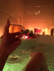 Фота ванна з пенай і шампанскім