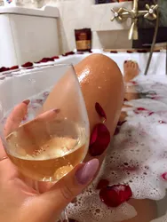 Көбік пен шампан қосылған фото ванна