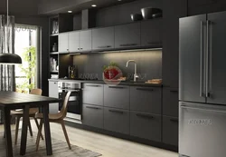 Серая кухня с черным холодильником фото