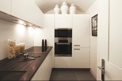 Кухня с пеналами по бокам фото