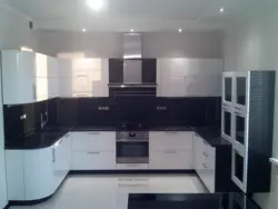 Белая кухня с встраиваемой вытяжкой фото