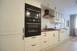 Духовой шкаф в светлой кухне фото