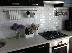 Плитка кирпичиком на кухню белая фото