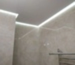 Фото парящего натяжного потолка в ванной