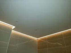Фото парящего натяжного потолка в ванной
