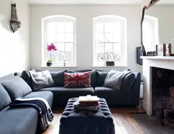 Үлкен дивандары бар қонақ бөлмелері фотосуреті