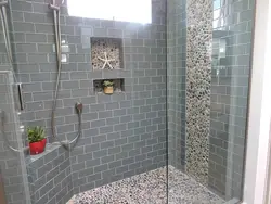 Ваннадағы фотосуреттегі кірпіш душ