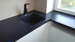 Фота чорнага штучнага каменя на кухні