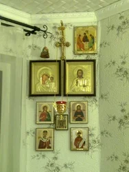 How to hang icons in the bedroom photo