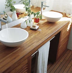 Ванна бөлмесінің фото дизайнындағы ағаш үстел