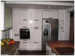 Кухни на одну сторону с холодильником фото