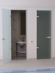 Banyoda və tualetdə şüşə üzərində fotoşəkil