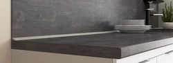 Черный плинтус для столешницы на кухне фото