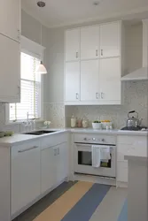 Белая Кухня С Мойкой У Окна Фото