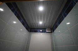 Потолок в маленькой ванне и туалете фото