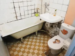 Kərpic evlərdə küvet və tualetin fotoşəkili