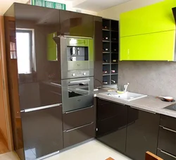 Кухня холодильник и духовой шкаф рядом фото