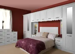 Вся мебель в спальне на одной стене фото