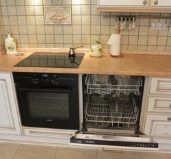 Кухня с посудомоечной машиной и духовым шкафом фото