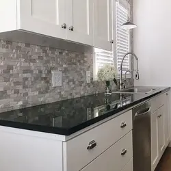 Белая кухня с серой столешницей под мрамор фото