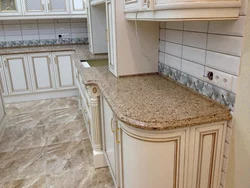 Рангҳои countertops ошхона аз санги сунъӣ сурат