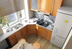 Угловые кухни фото малогабаритные с холодильником у окна