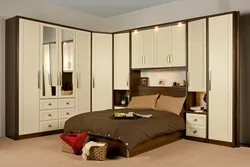 Спальня с угловым диваном и угловым шкафом фото