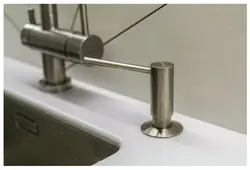 Встраиваемый дозатор для моющего средства на кухне фото
