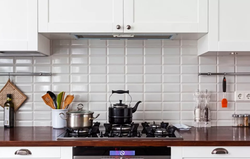 Сафолҳои backsplash ошхона сафед бо кунҷҳои акс