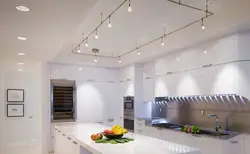 Интерьер кухни белый потолок