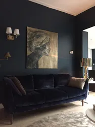 Черные картины в интерьере гостиной