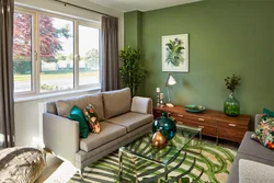 Зеленая картина в интерьере гостиной