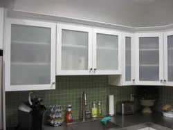 Интерьер кухни с матовым стеклом