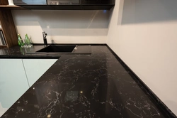 Черный камень в интерьере кухни