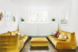 Золотистый диван в интерьере гостиной
