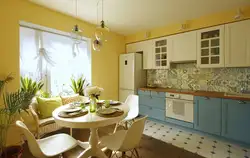 Разная мебель в интерьере кухни