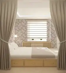 Интерьер спальни с кроватью за шторами