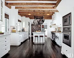 Белая кухня в интерьере деревянного дома