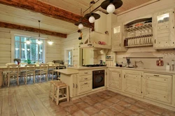 Белая кухня ў інтэр'еры драўлянага дома
