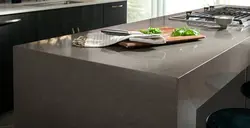 Стол из керамогранита в интерьере кухни